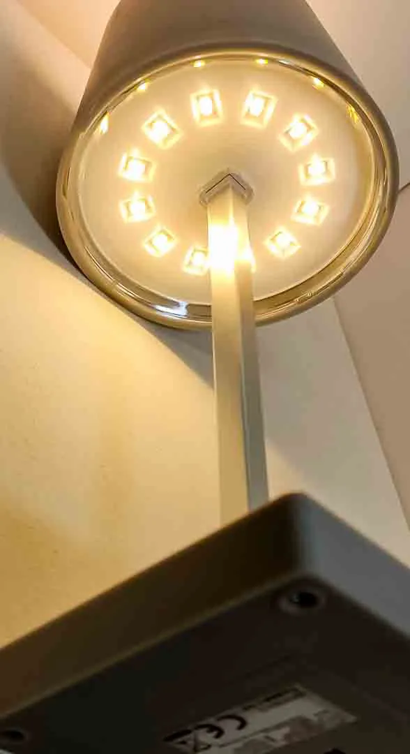 Moderne LED Tischleuchte - Kabellos im TEDi Design – Bild 2