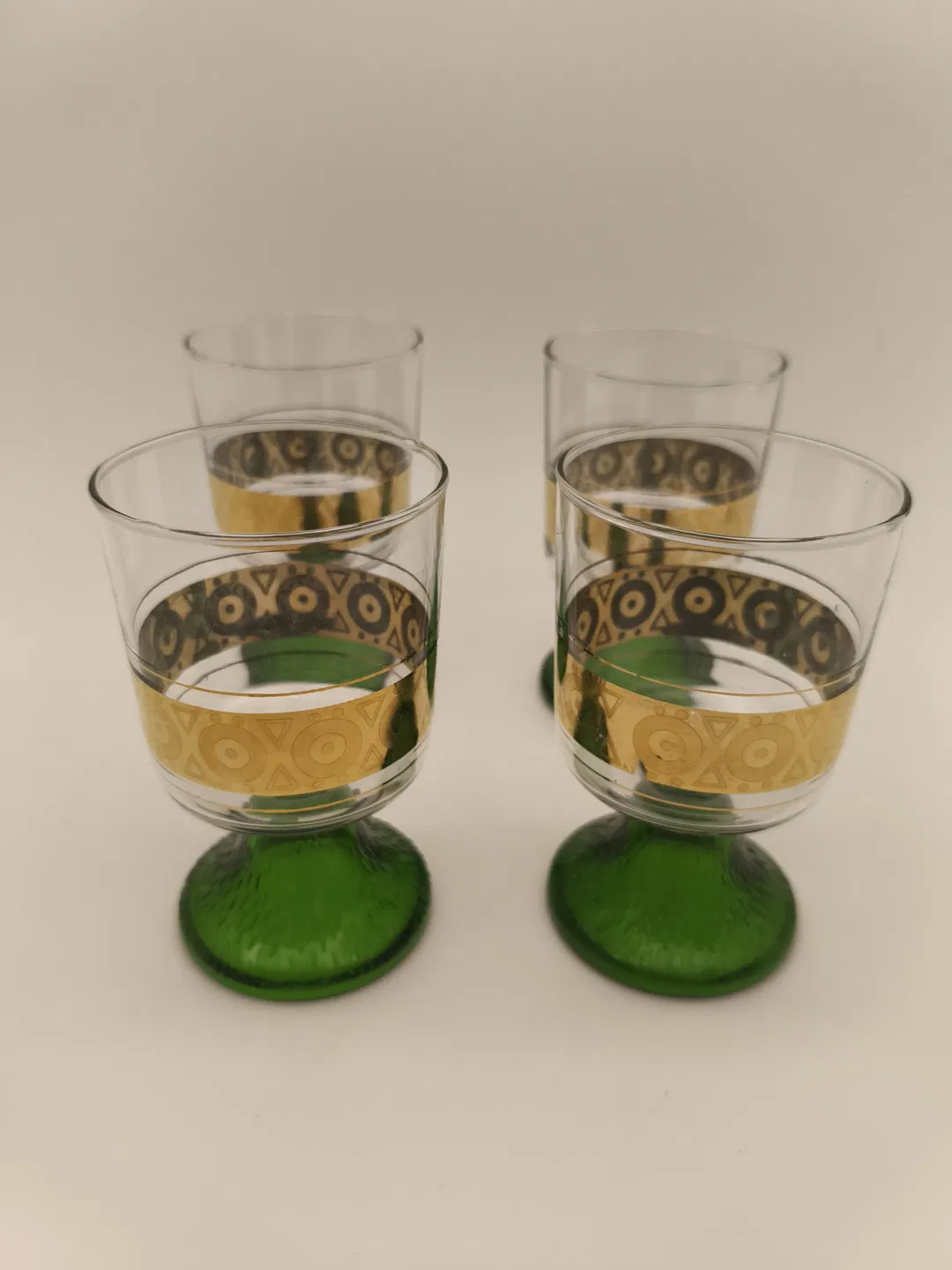 4 Römer Gläser - mit goldenem Gürtel und grünem Fuß - Bild 1