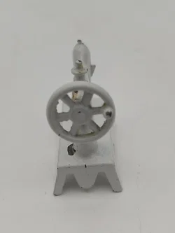 Puppenhaus Zubehör: Miniatur Metall Singer Nähmaschine | Sammlerstück mit Charakterspur - Bild 3