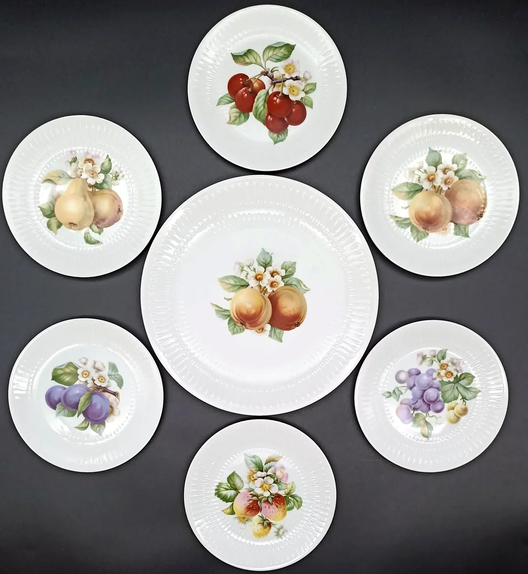 Vintage Hutschenreuther Selb - strukturierte Porzellan-Kuchenplatte mit 6 Gebäcktellern (Serie Apart / Obst-Serie) – Bild 1