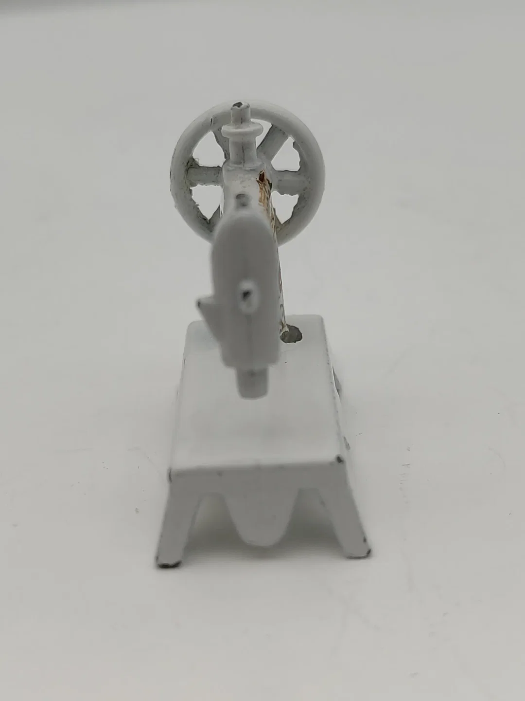 Puppenhaus Zubehör: Miniatur Metall Singer Nähmaschine | Sammlerstück mit Charakterspur – Bild 4