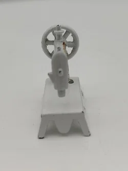 Puppenhaus Zubehör: Miniatur Metall Singer Nähmaschine | Sammlerstück mit Charakterspur - Bild 4