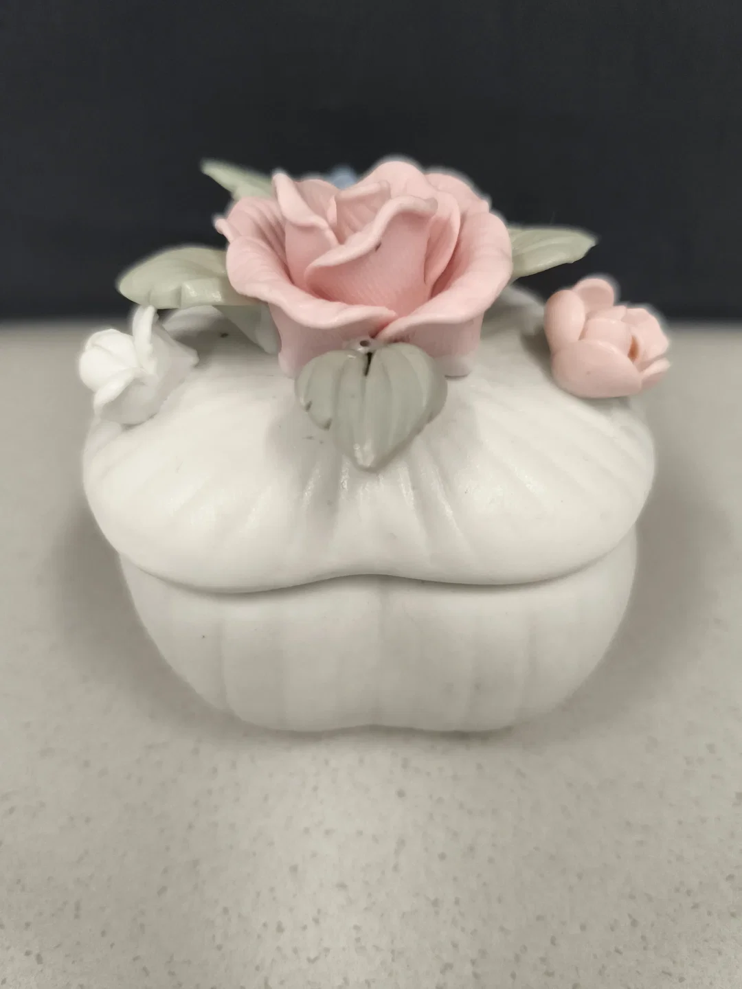 kleine Zierdose mit Rose, Herzform – Bild 3