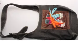 Canvas Umhängetasche Modell Viktorya – Sneaker Motiv, Jeansgrau, verstellbar - Bild 3