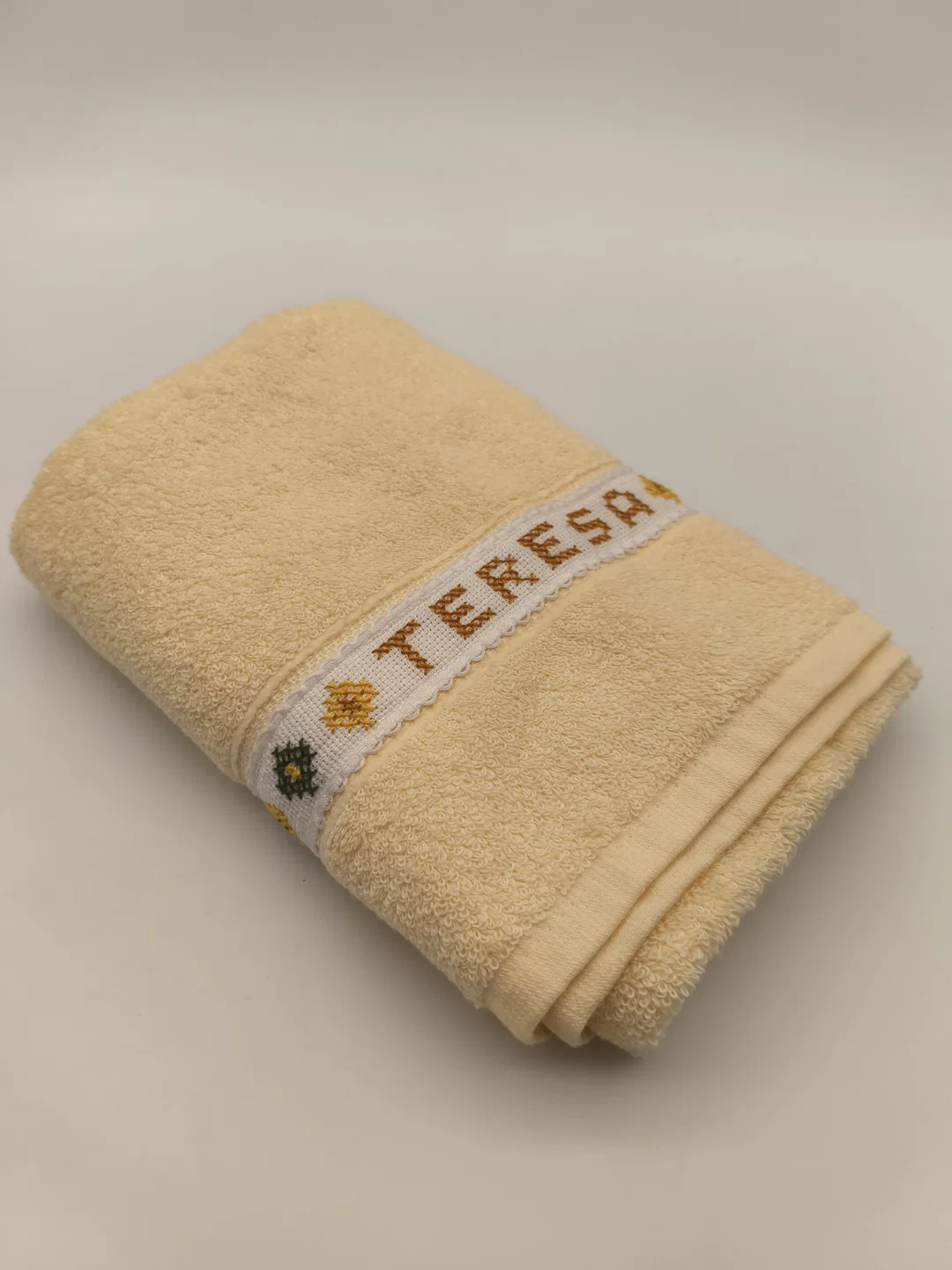 Handtuch handbestickt "Teresa", neu – Bild 1