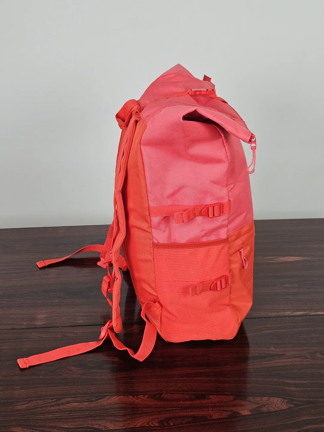 Bunter Rolltop- Rucksack von Tchibo  – Bild 2