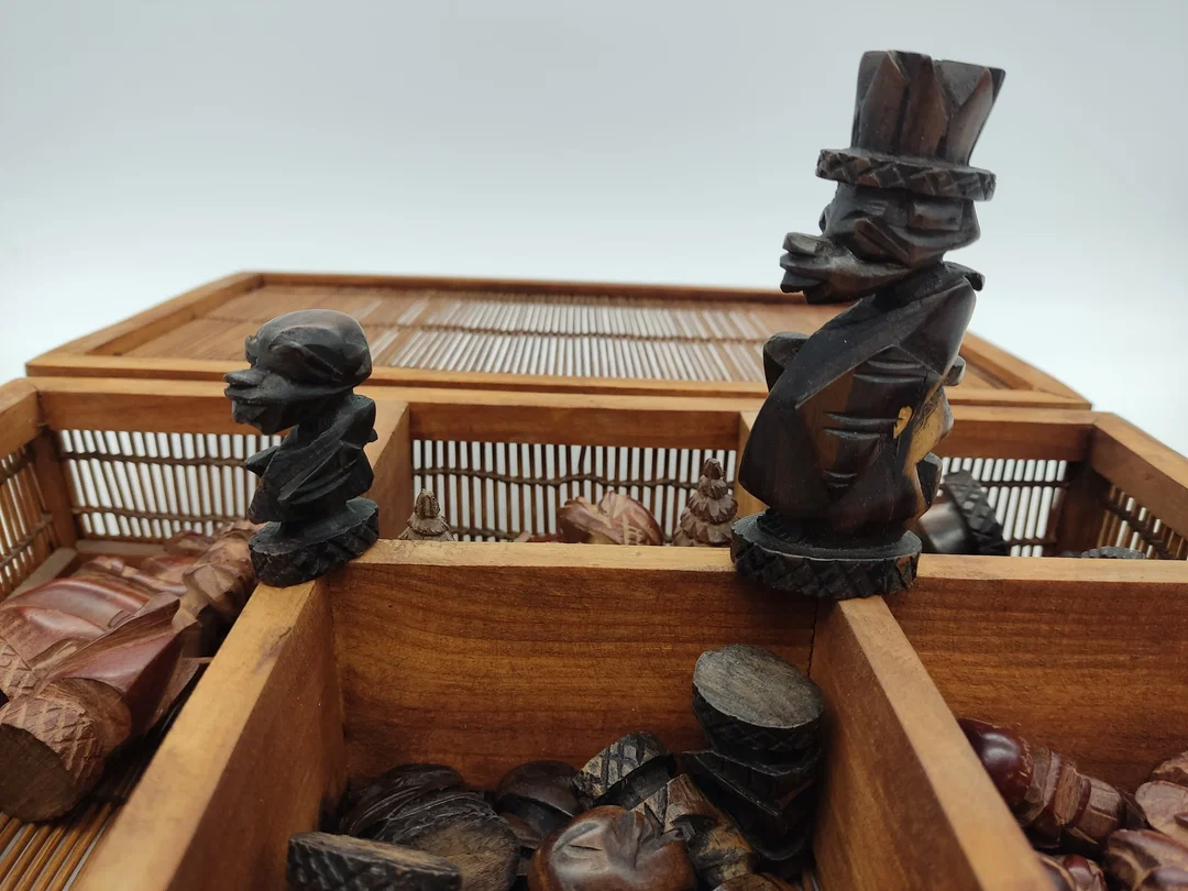 Afrikanische Königreich Schach -Spielfiguren in Box – Bild 2
