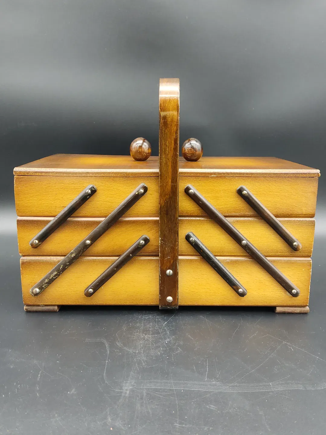 Vintage-Nähkästchen aus dunklem Holz  - Bild 1