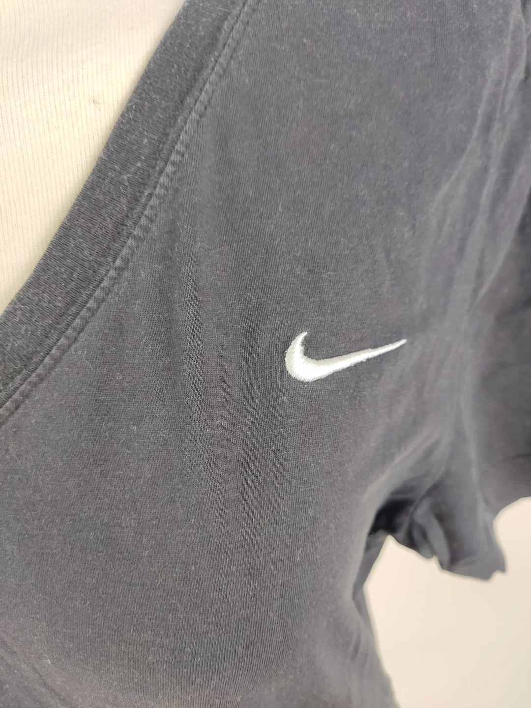 T-Shirt "Nike", kurzarm mit V-Ausschnitt, schwarz, Größe L – Bild 2