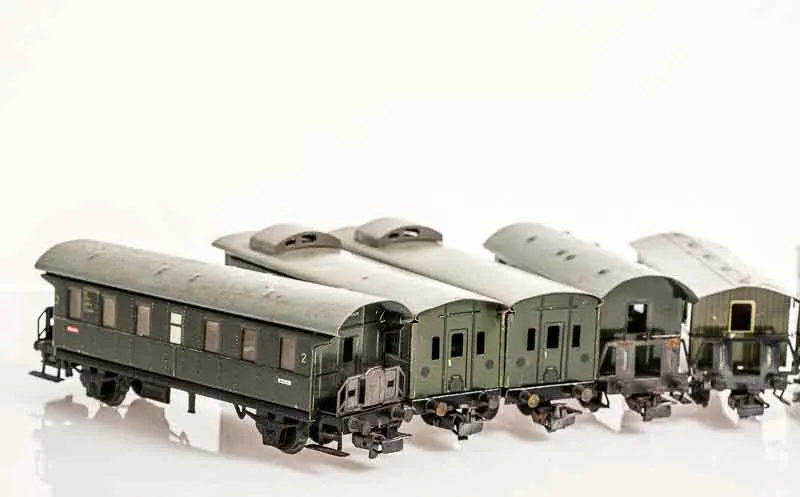 Märklin Personen- und Gepäckwagen 8 Stück Blechgehäuse H0 – Bild 2