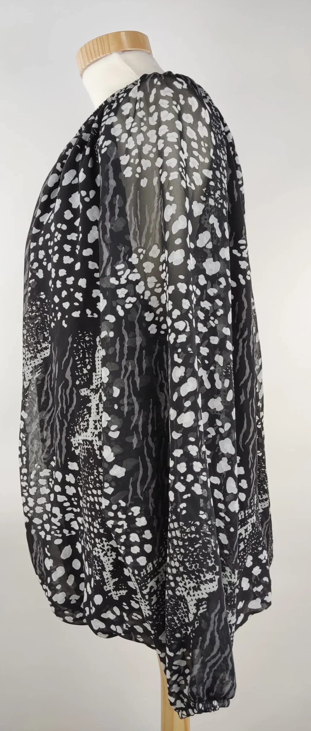Bluse "Janina', langarm mit Rundhalsausschnitt, Kordel und Gummizugbund, schwarz/weiß von Größe 48 – Bild 2