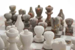 Schachbrett aus Marmor mit Spielfiguren, handgefertigt - Bild 2