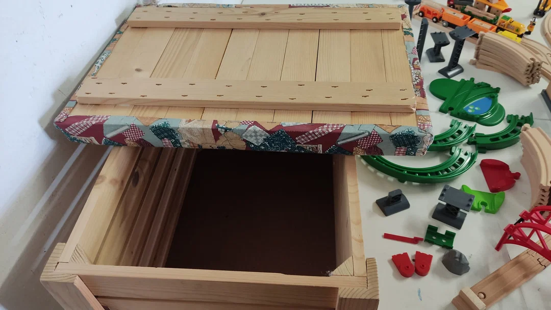 Brio Holzspielzeug/Eisenbahn Konvolut mit Holzkiste – Bild 15