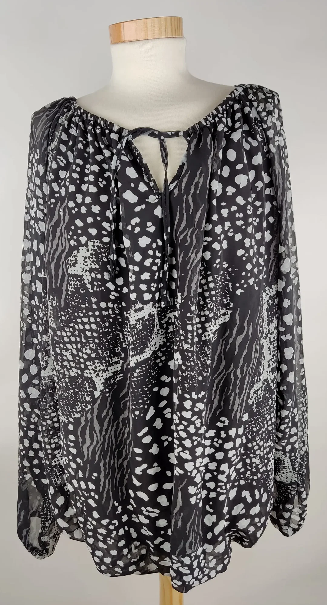 Bluse "Janina', langarm mit Rundhalsausschnitt, Kordel und Gummizugbund, schwarz/weiß von Größe 48 – Bild 1