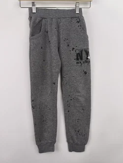 Jogginghose, grau meliert mit Farbspritzern und Print, Gr. 128 – Vorschau 1