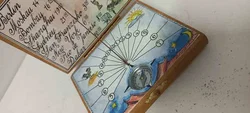 Taschensonnenuhr im Holzkästchen mit Kompass – 9 × 7,2 cm – Vorschau 3