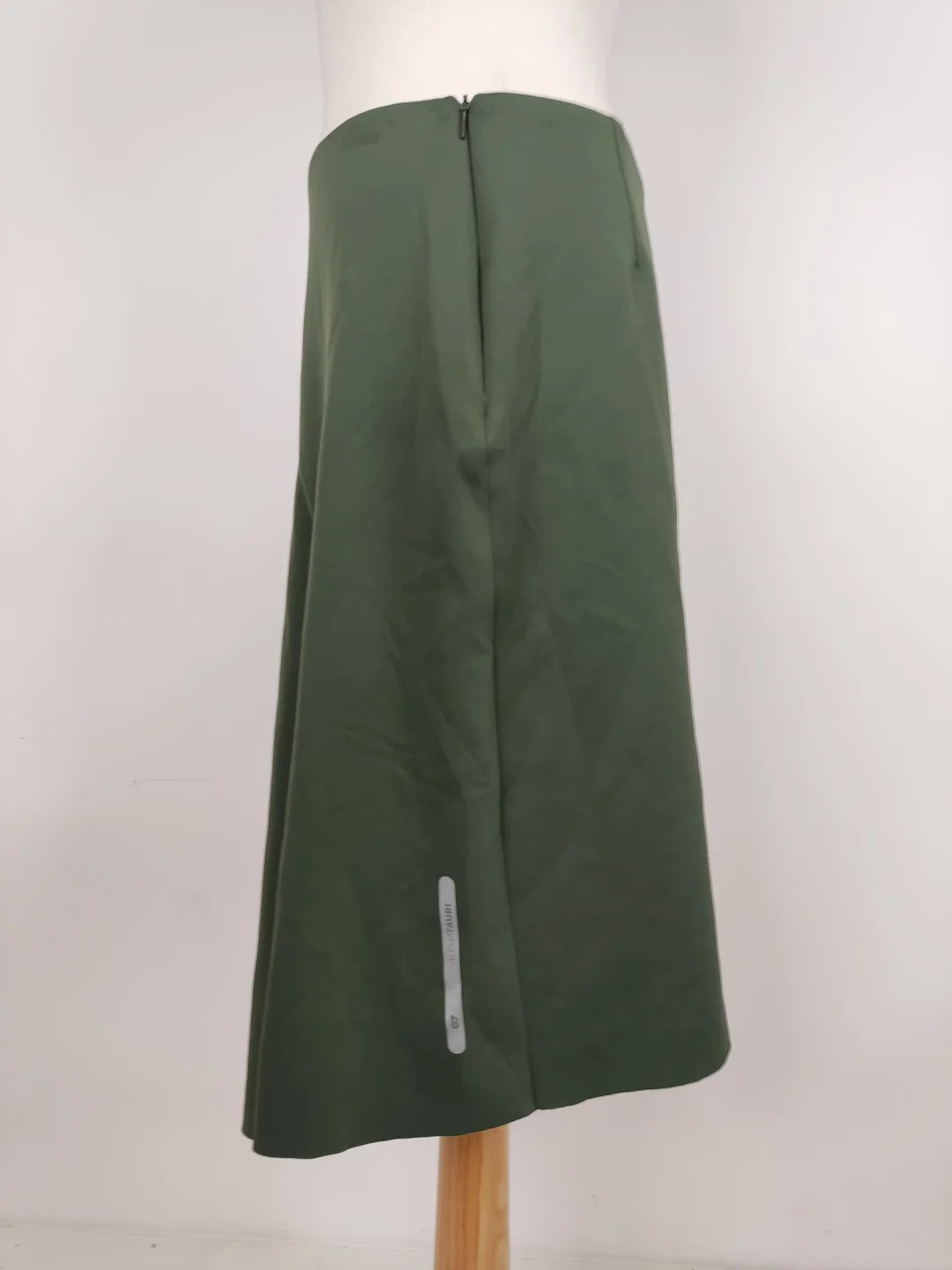 AlphaTauri Midirock, Größe M / 38, asymmetrisch, Bundweite 70 cm Länge 53 bis 71 cm, Stoff Polyester – Bild 3