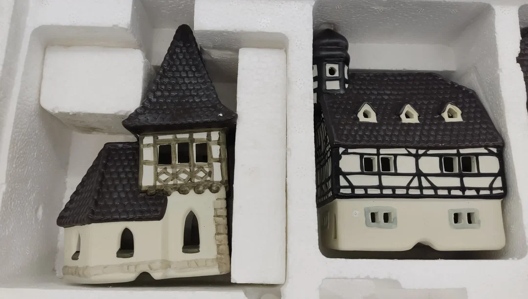 Sinowai Reg Keramik Miniatur Dorf 5 Gebäude mit 10 Figuren und 2 Laternen mit Batteriebox /Weihnachtsdorf – Bild 2