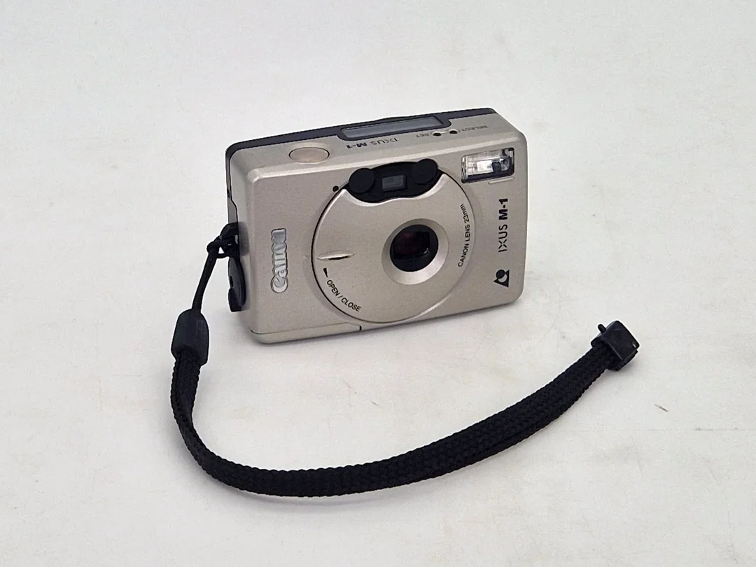 Canon IXUS M-1 Analoge Compact APS Kamera - Silber (Ungeprüft / Ersatzteil) - Bild 1