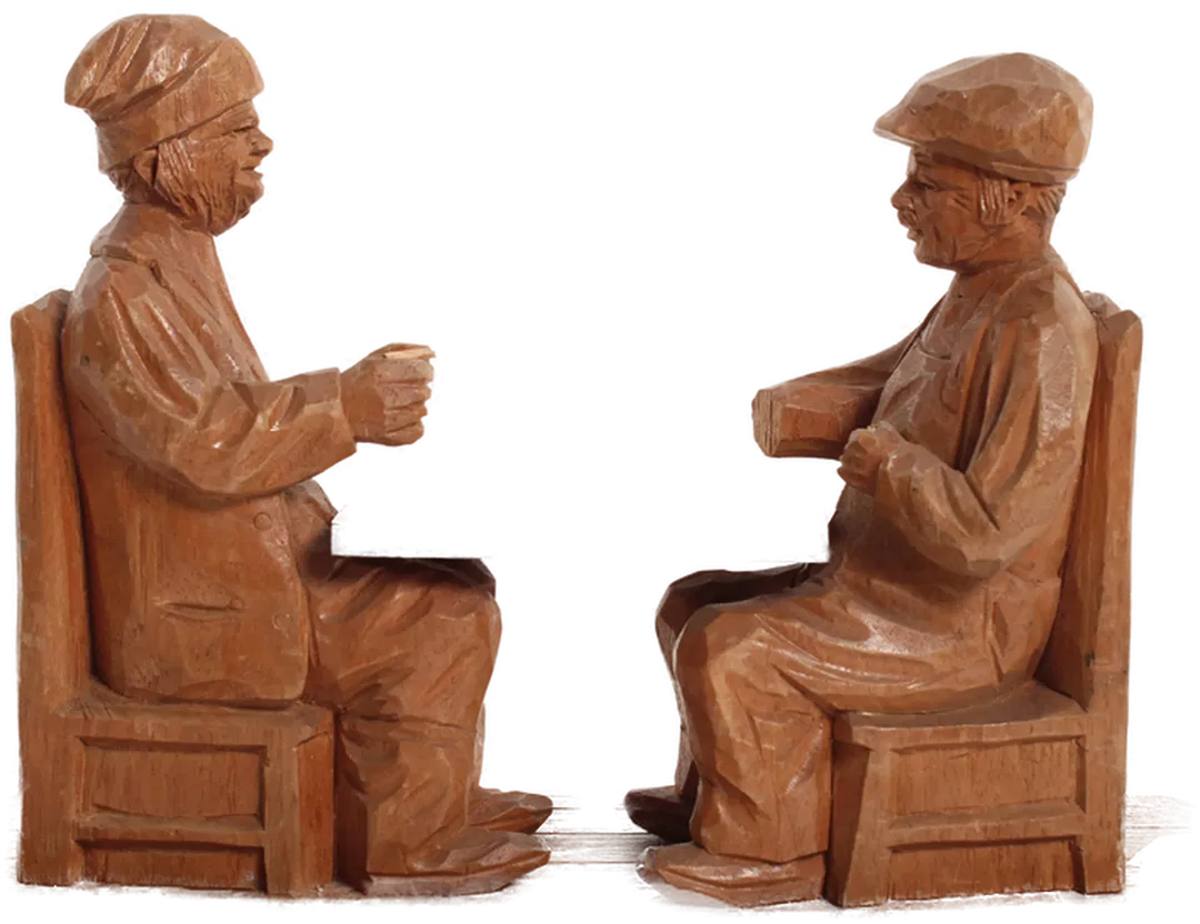 Handgeschnitzte Holzfigur – 2 Männer beim Brettspiel, ca. 26 x 10 x 18,5 cm - Bild 1