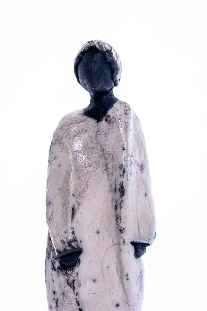Kunst- Skulptur Flüchtlingsmädchen Minimalistisch im Raku Still – Bild 3