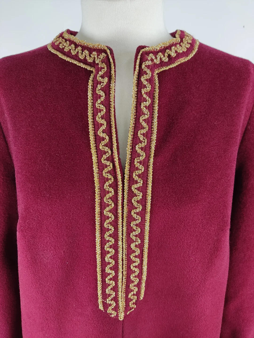  Kaftan "St. Michael", dreiviertelarm mit Rundhalsausschnitt, weinrot mit Stickerei, Größe 44 – Bild 4