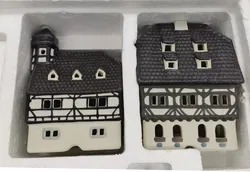 Sinowai Reg Keramik Miniatur Dorf 5 Gebäude mit 10 Figuren und 2 Laternen mit Batteriebox /Weihnachtsdorf - Bild 3