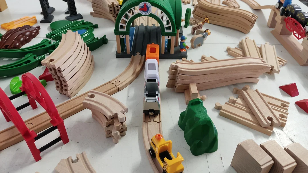Brio Holzspielzeug/Eisenbahn Konvolut mit Holzkiste – Bild 10