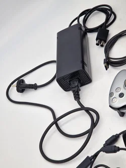 Microsoft Xbox 360 S Set - Xbox 360 Slim Konsole mit 3 Controllern, Chatpad und Zubehör - Bild 10