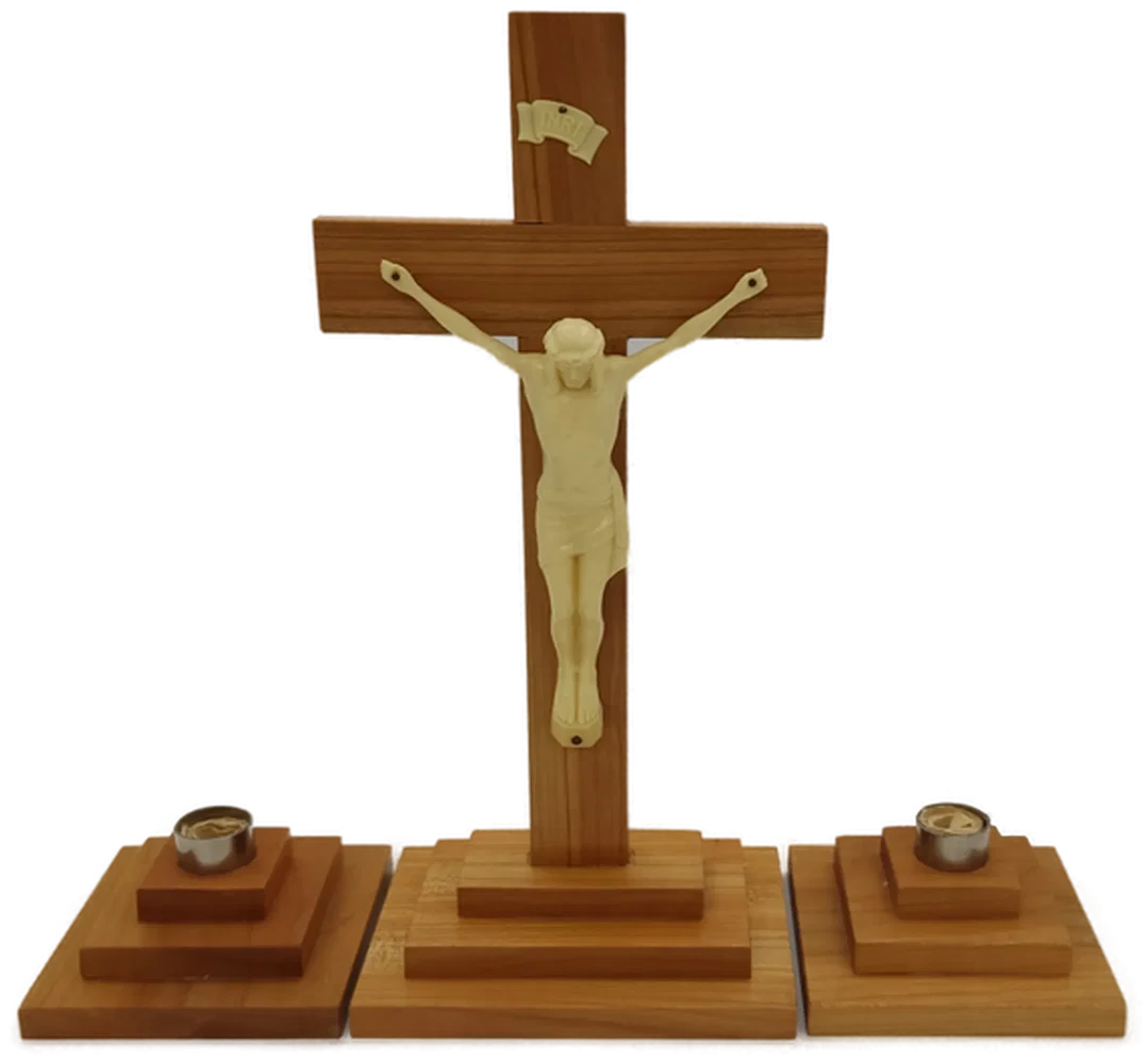 Kleiner Holzaltar mit 2 Kerzenständern – Bild 2
