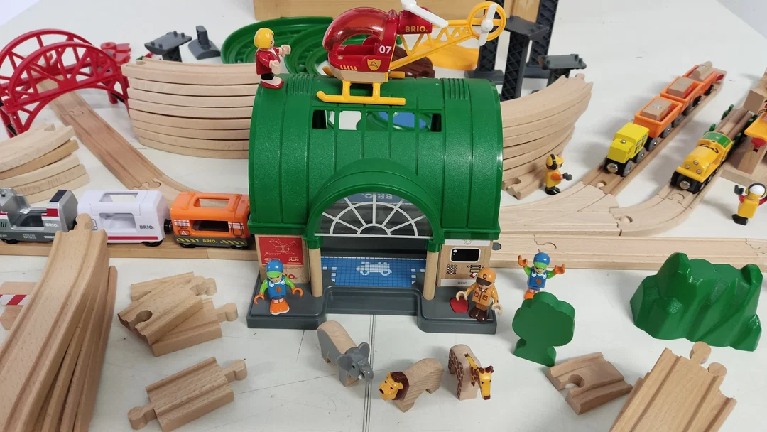 Brio Holzspielzeug/Eisenbahn Konvolut mit Holzkiste – Bild 2