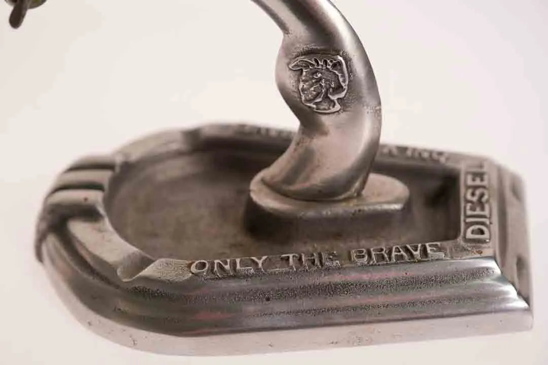 Messing-Aschenbecher Flugzeug/Diesel-Motiv „The Brave“. – Bild 2