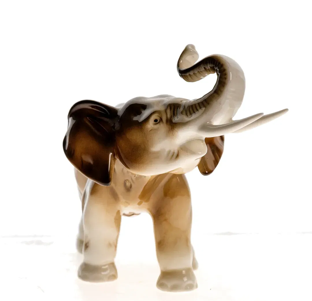 Royal Dux Bohemia Porzellan-Elefant – Exquisite Sammlerfigur - Bild 1