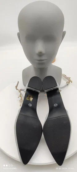 Silberfarbene Glitzer-Pumps mit Strass-Anhängern - Bild 6