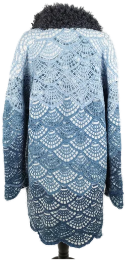 Handgestrickter Mantel mit flauschig gestrickten Kragen  - Bild 3