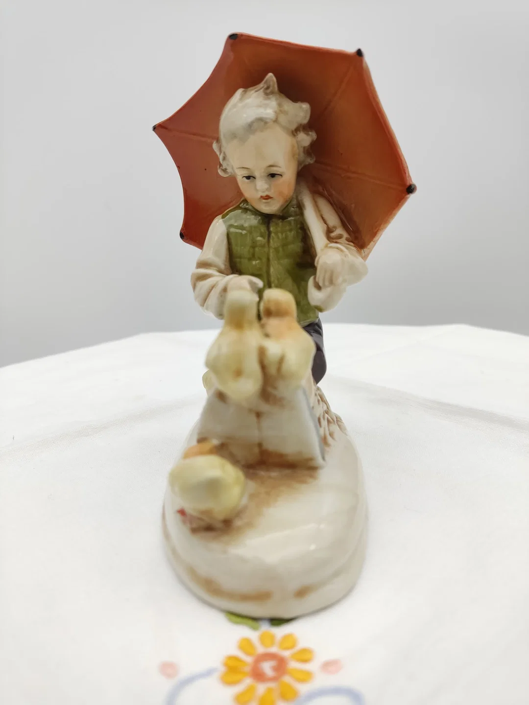 Deutsche Porzellanfigur Junge mit Regenschirm und Enten | Hummel-Stil – Bild 6