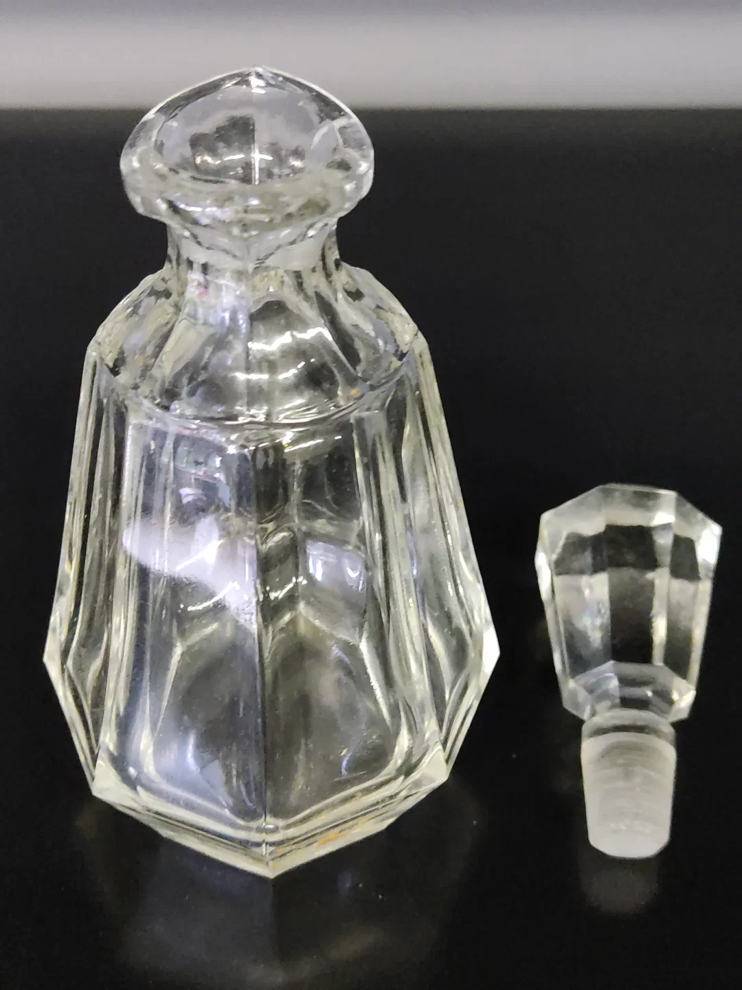Kleiner Vintage Flakon, facettiertes Glas mit Glasstöpsel – Bild 3