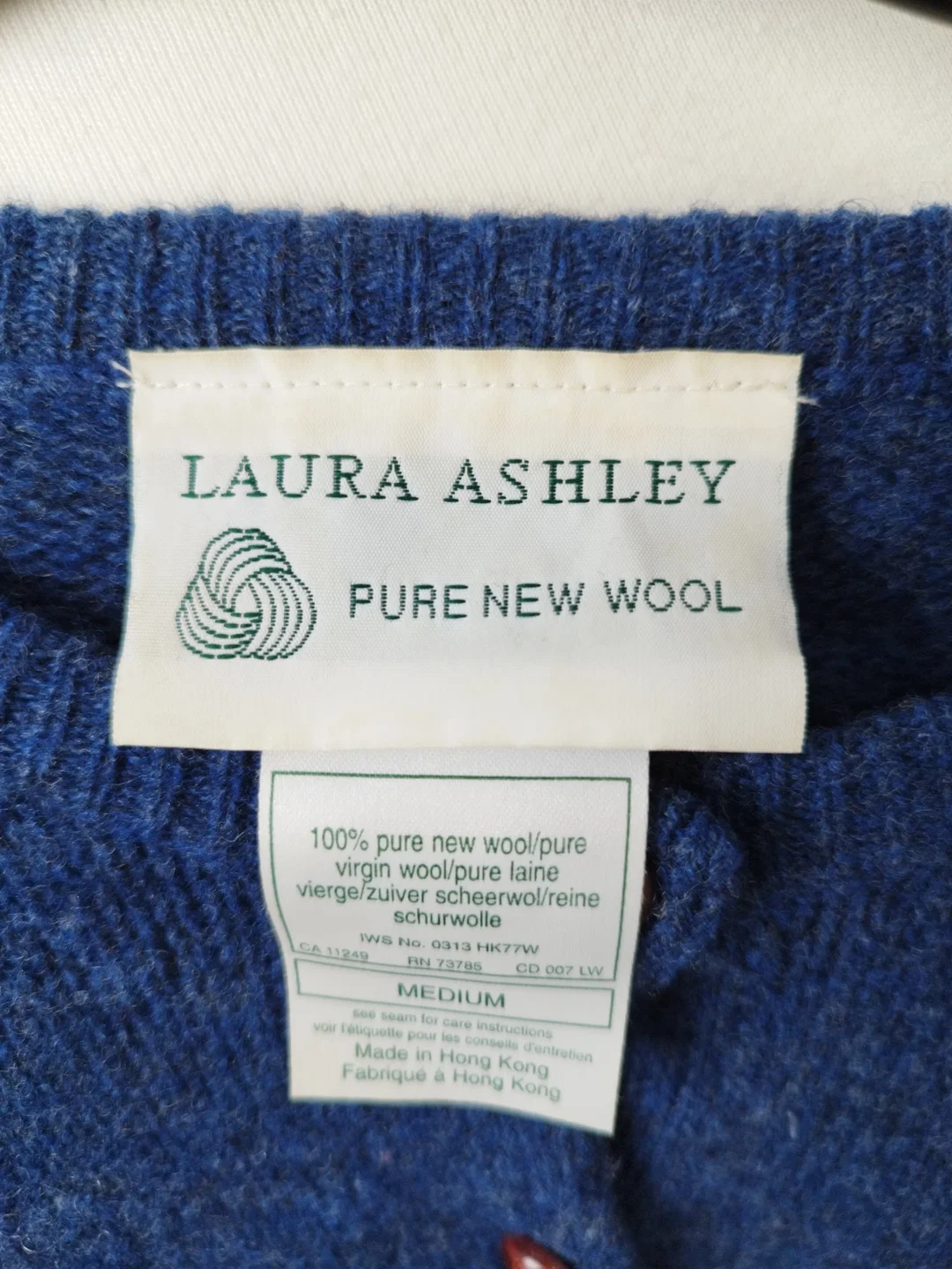 Laura Ashley - Strickjacke in blau aus reiner Wolle in Gr. M – Bild 2
