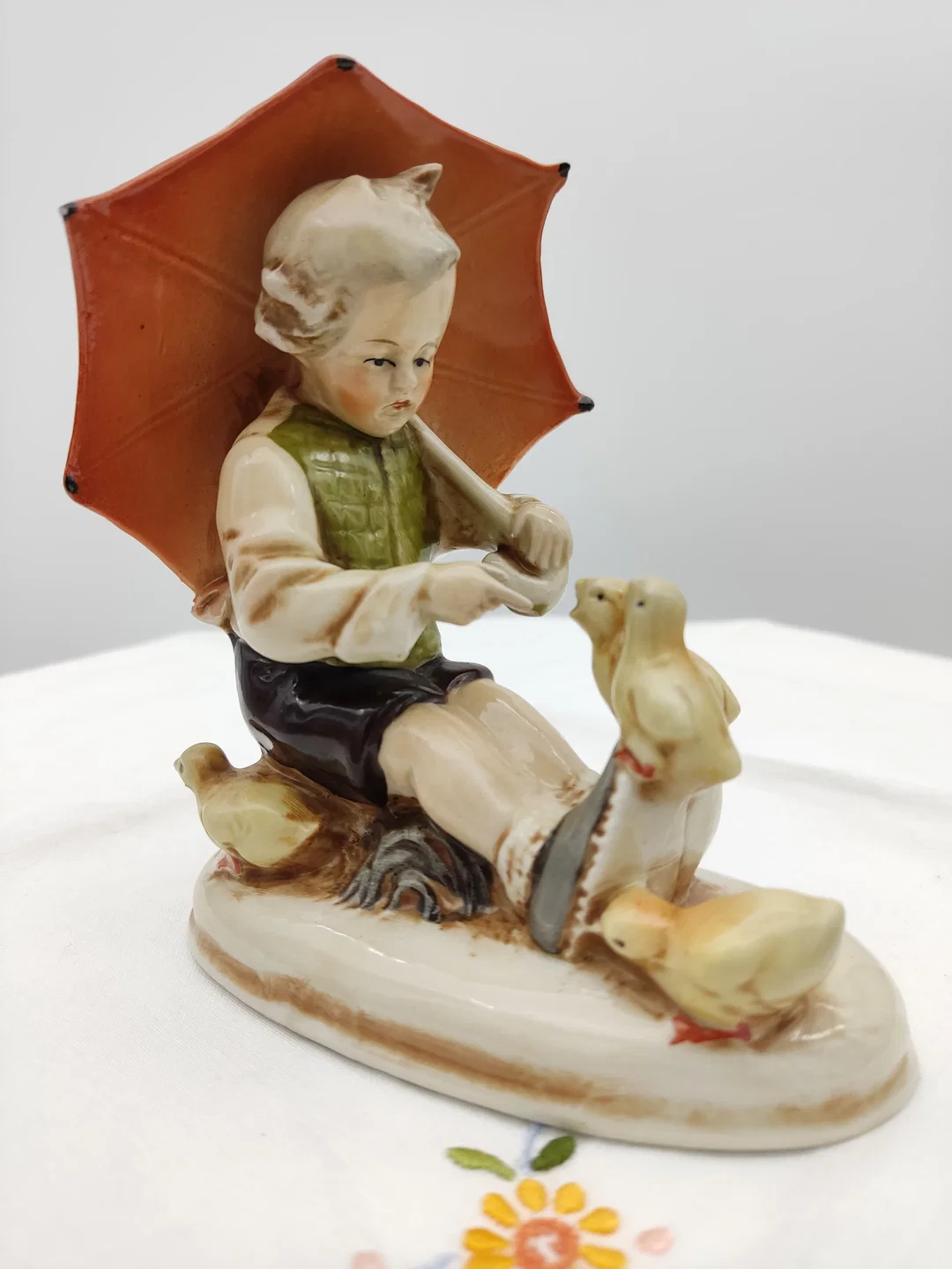 Deutsche Porzellanfigur Junge mit Regenschirm und Enten | Hummel-Stil – Bild 1