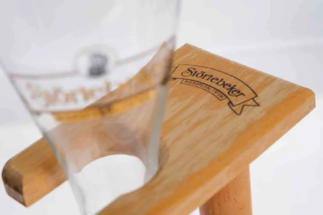 Außergewöhnliches Bierglas im Holzständer – stilecht genießen wie ein Pirat! – Bild 2