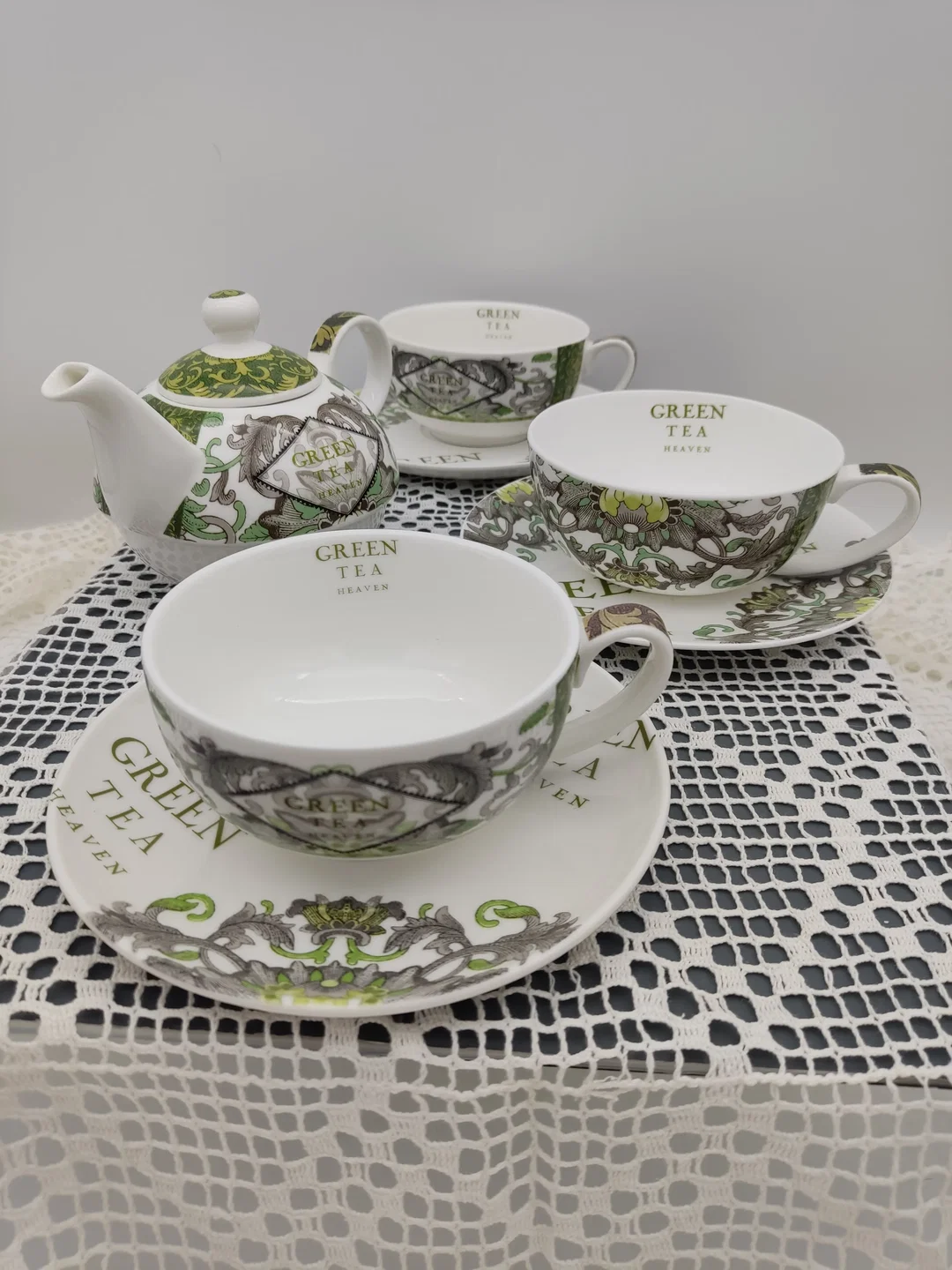 Porzellan 'Green Tee'-Set (Kanne, 3 Tassen mit Unterteller) von Paula Scaletta | Designer-Schatz - Bild 1