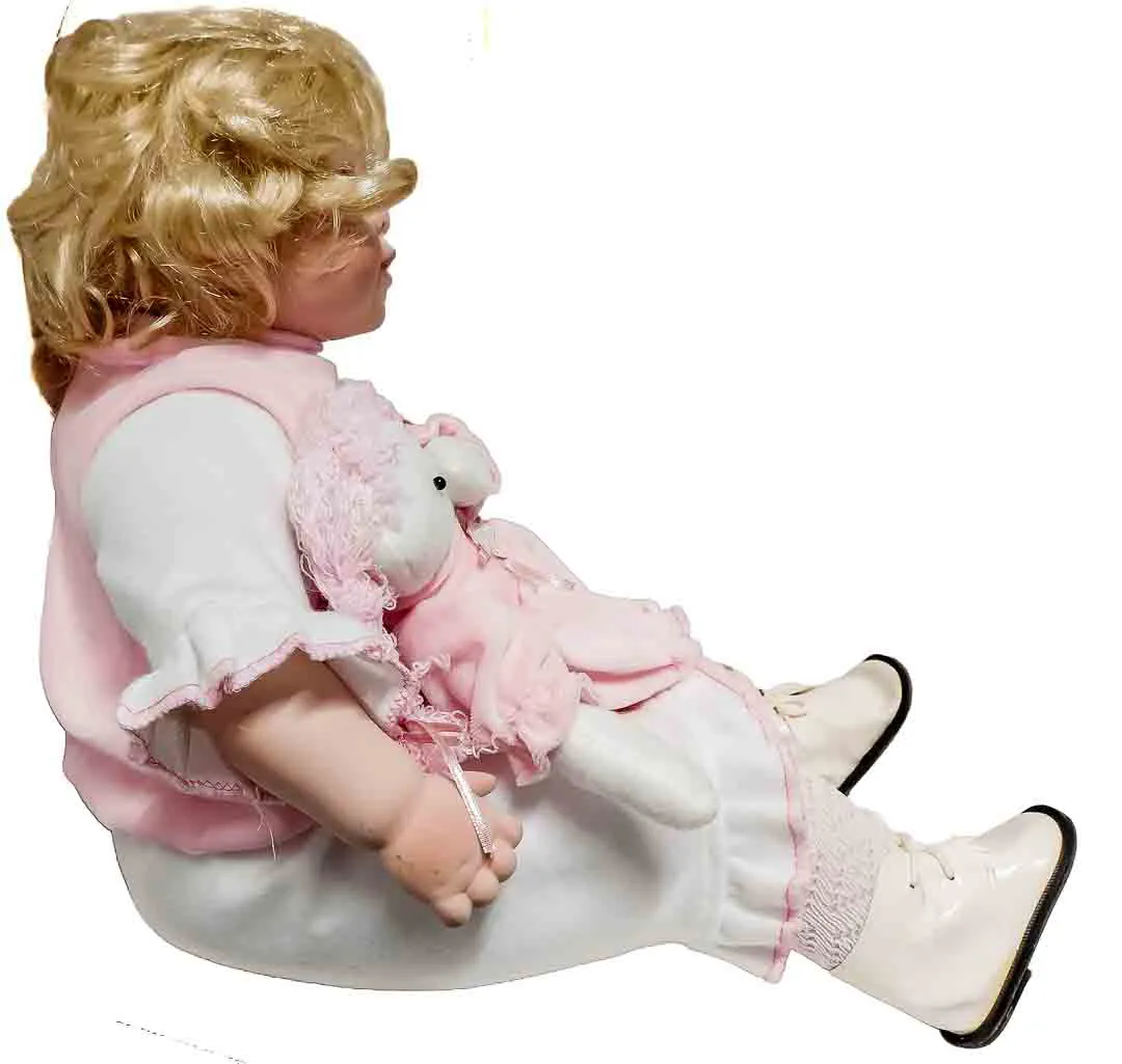 Porzellanpuppe Mädchen ca. 35 cm mit Kuschelelefant und rosa Kleid – Bild 2