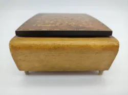 Schmuckschatulle aus Holz mit floralem Intarsien Muster - Bild 3