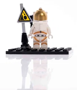 LEGO Minifigur Astronaut mit goldfarbenem Helm & Warnschild, Space City - Bild 3
