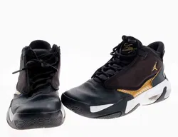 NIKE Jordan Max Aura 4 Kinderschuh in schwarz-weiß-gold, Größe 39 - Bild 2