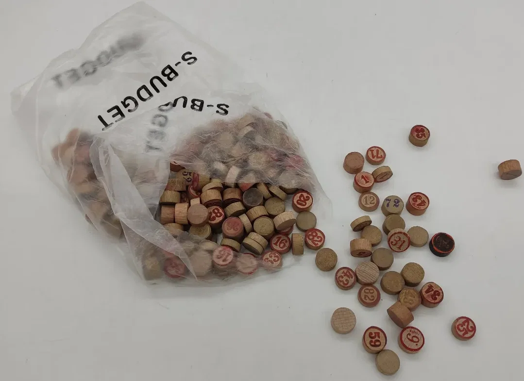 Vintage Sammlung von Bingokarten und Steinen  – Bild 11