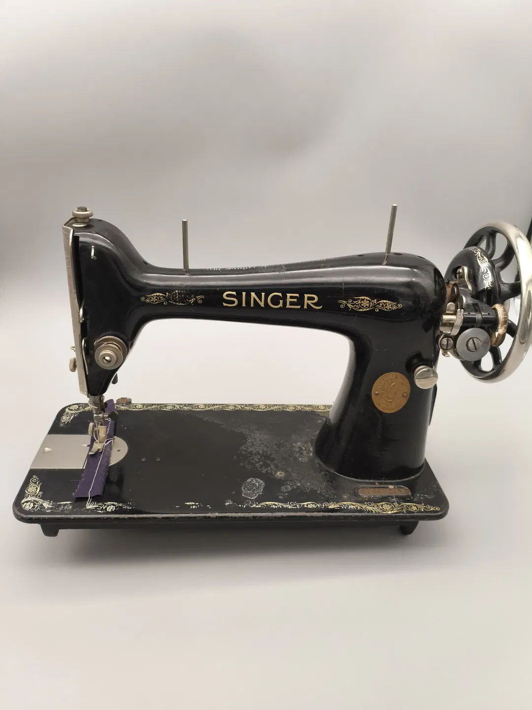 Antike Nähmaschine Singer, schwarz mit Goldschrift - Bild 1