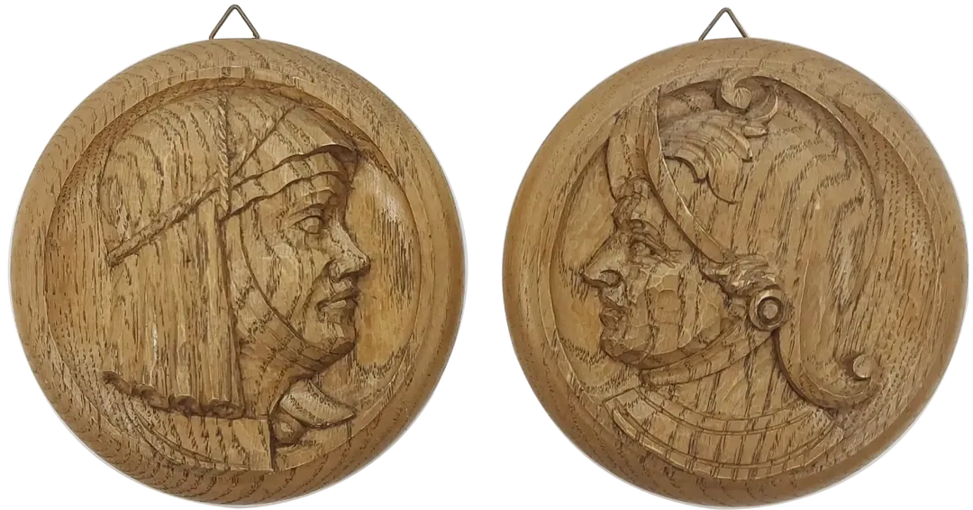 Geschnitztes Relief-Paar / Wanddekoration mit mittelalterlichem Motiv aus Holz in braun - Bild 1