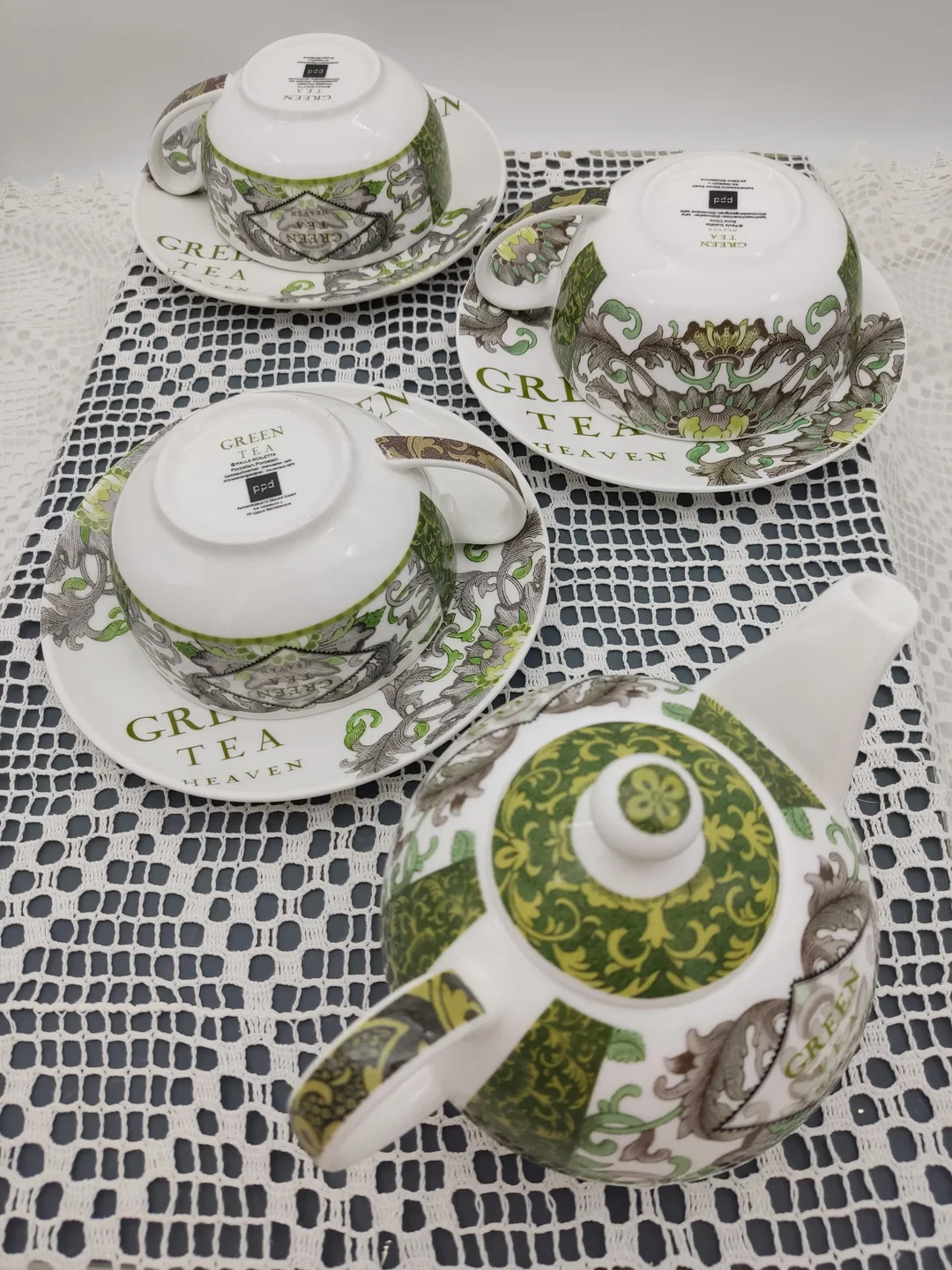 Porzellan 'Green Tee'-Set (Kanne, 3 Tassen mit Unterteller) von Paula Scaletta | Designer-Schatz – Bild 3