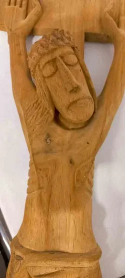 Modernes Kruzifix aus massivem Holz – Handgeschnitzte Sakralkunst - Bild 2